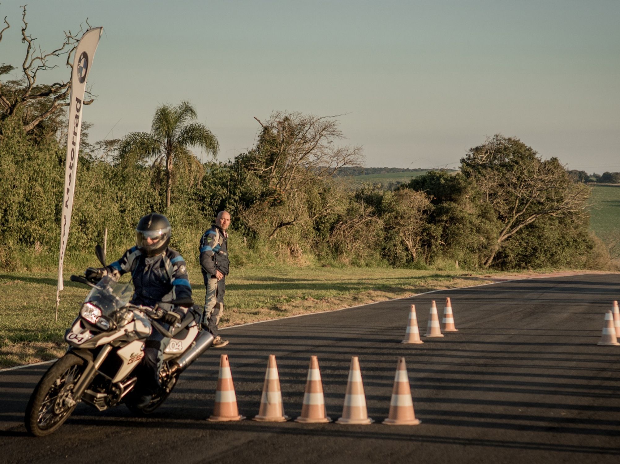 BMW Rider Experience oferece técnica e emoção sobre duas rodas no mês de julho