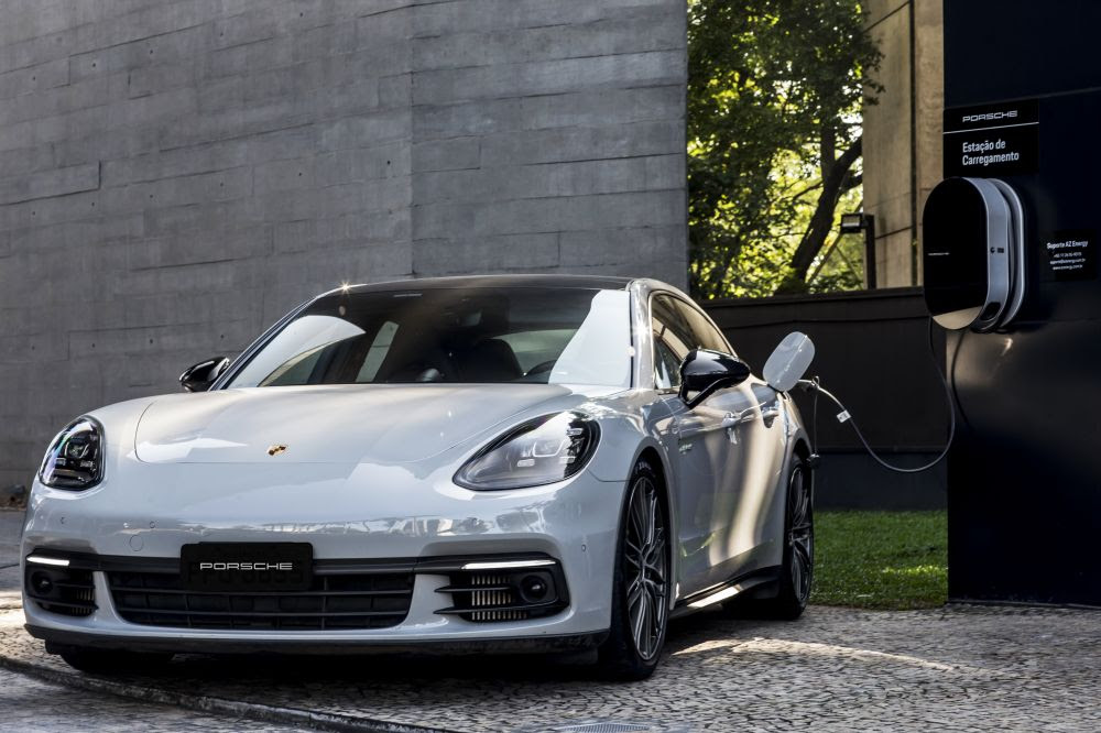 Porsche e Hotéis Hilton inauguram estações de recarga para carros elétricos