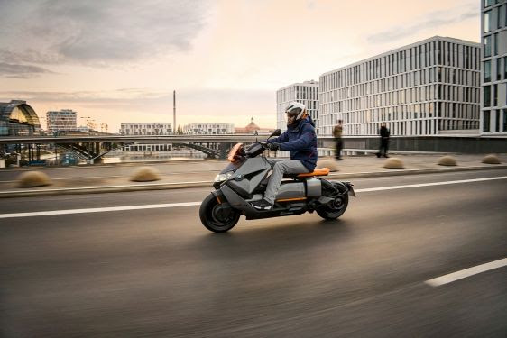 Revolução silenciosa: BMW Motorrad apresenta mundialmente a nova scooter elétrica CE 04