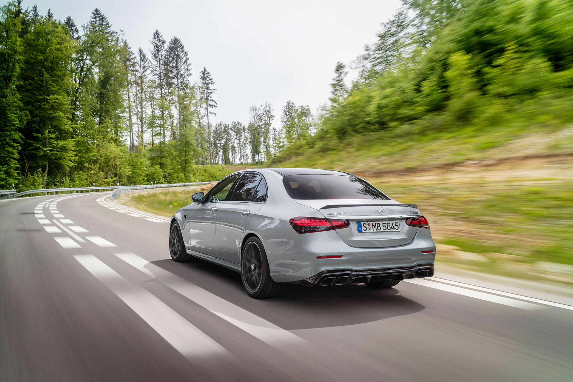 Mercedes-Benz apresenta novos Classe E ainda mais inteligentes e empolgantes