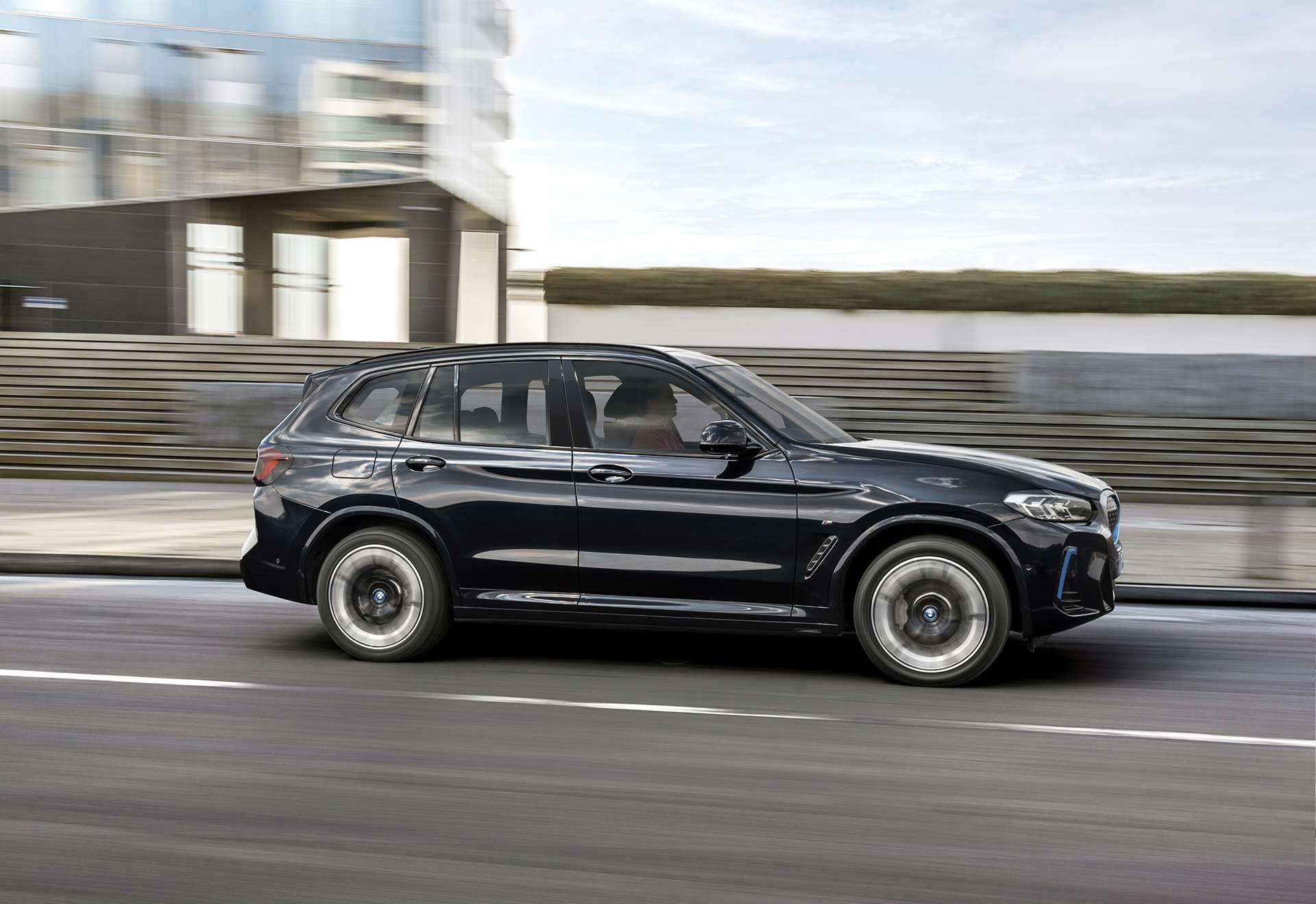 BMW iX3 M Sport começa pré-venda no Brasil
