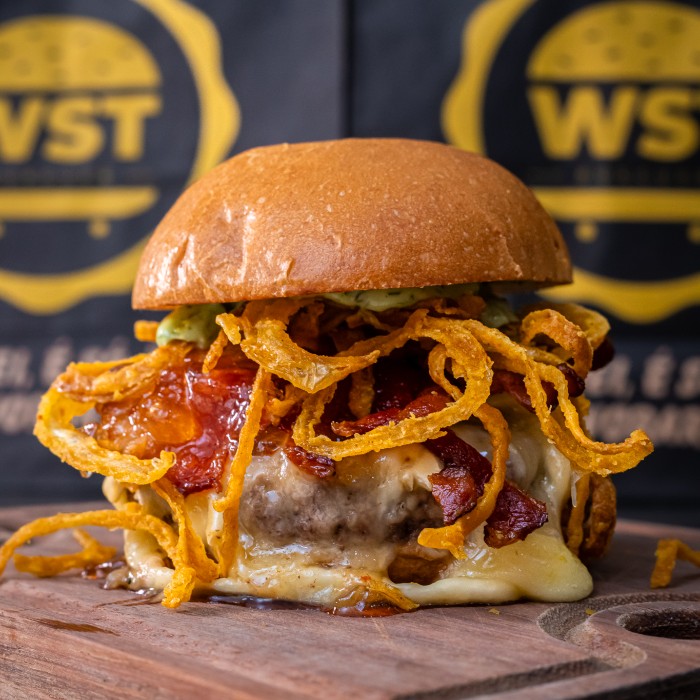 WST Burger Celebra Um Ano de Sucesso e Sabor em São Paulo